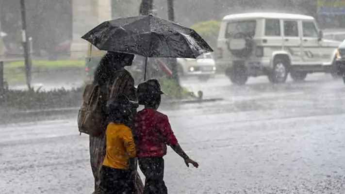 UP Weather Alert: यूपी में बदलने वाला है मौसम का मिजाज, इन जिलों में तेज हवा के साथ भारी बारिश का अलर्ट